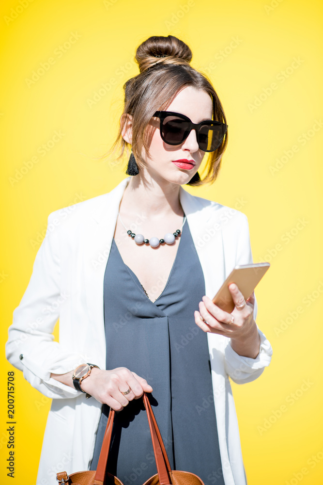 户外黄色背景上的商务女性肖像