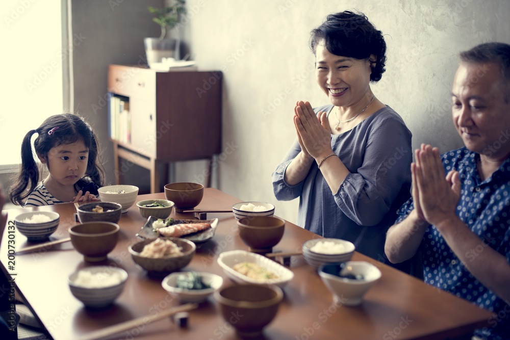 日本家庭一起祈祷