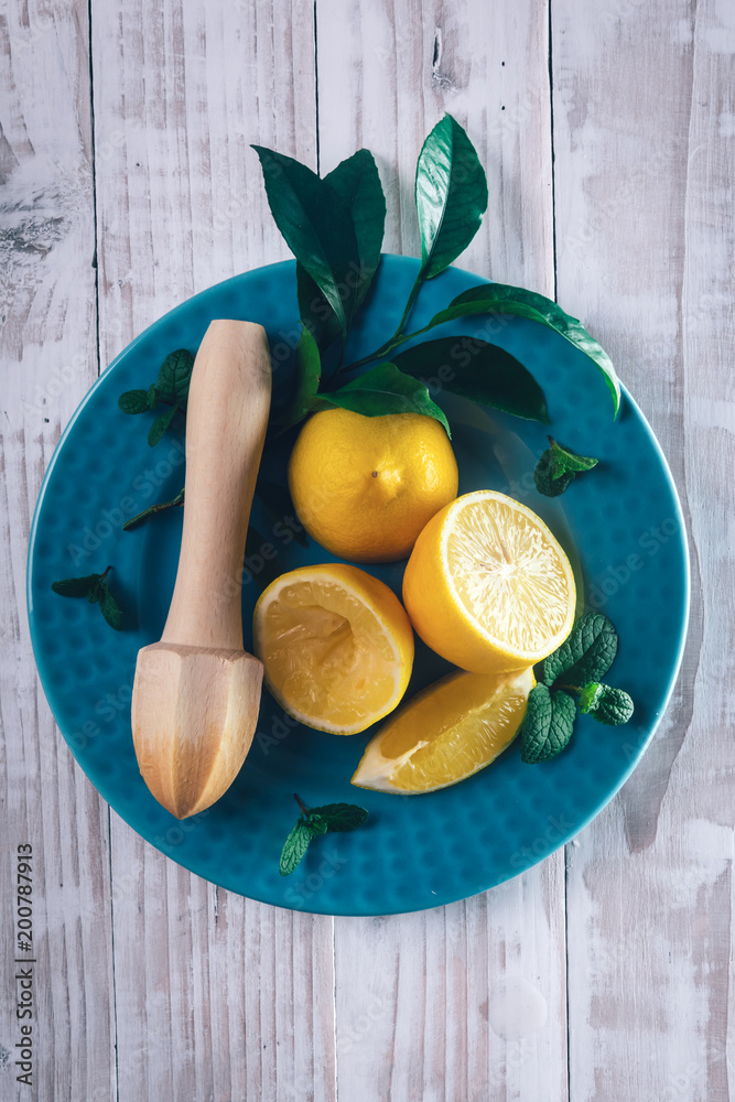 蓝色盘子上的柠檬片特写。健康饮食维生素概念。食品摄影