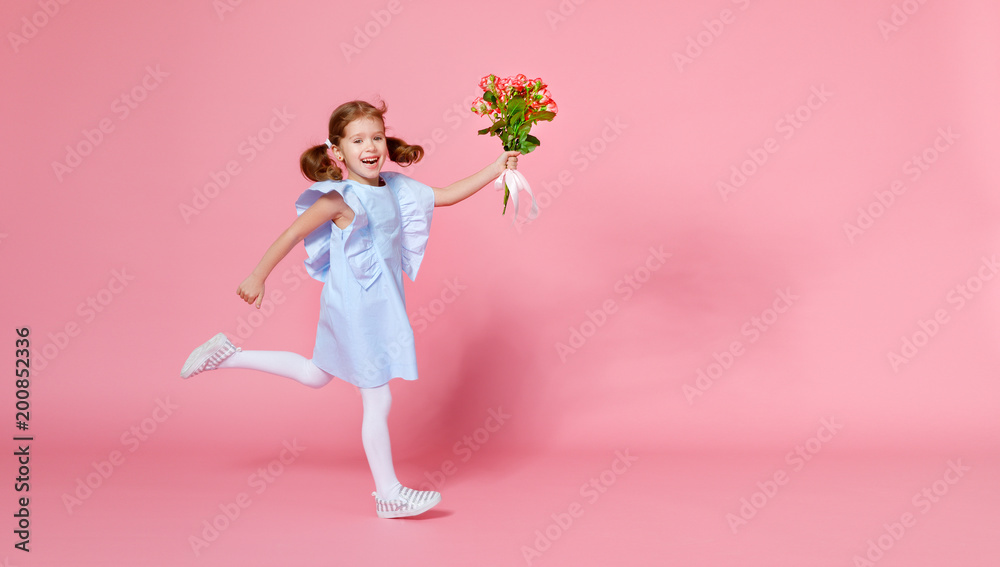 有趣的小女孩在彩色背景上拿着一束鲜花奔跑跳跃