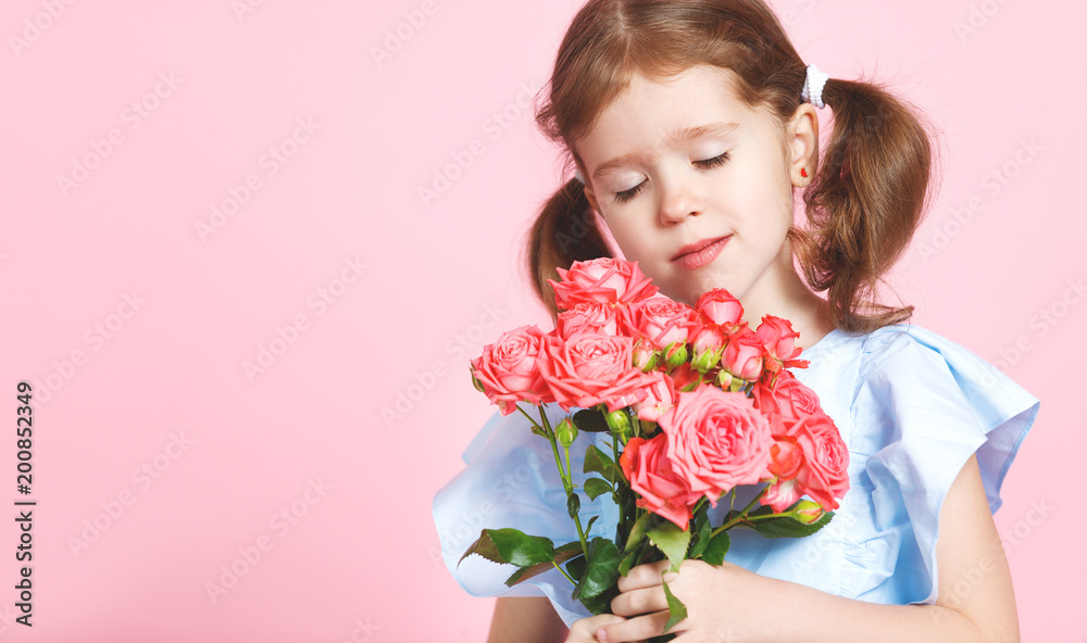彩色背景上有一束花的有趣的小女孩