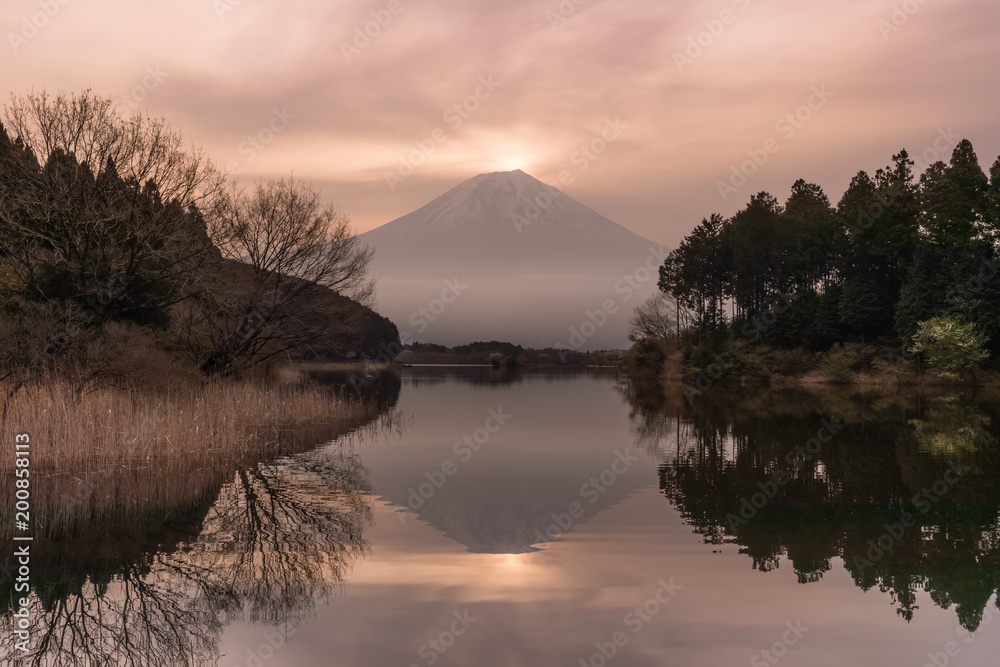 谷木湖日出时的富士山