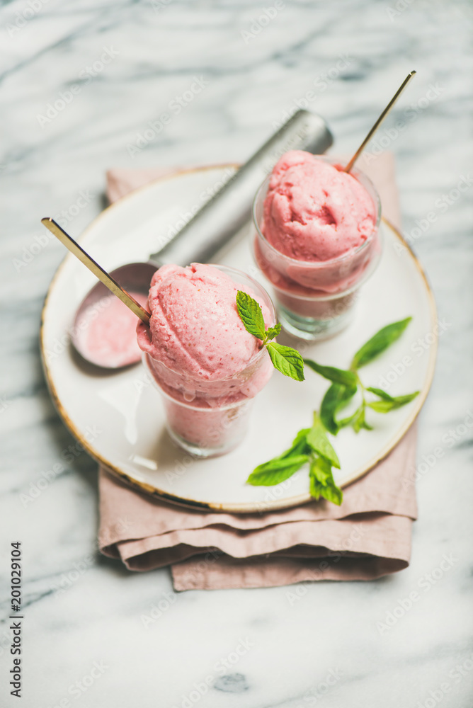 健康的低热量夏季甜点。浅灰色玻璃杯自制草莓酸奶冰淇淋