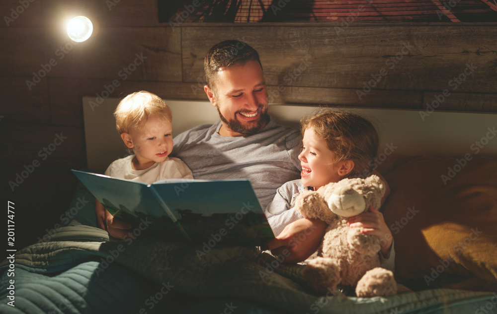 晚间家庭阅读。父亲阅读孩子。睡前读书。