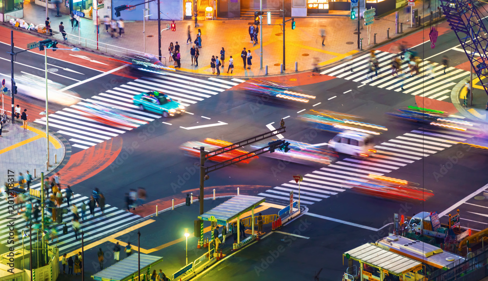 交通穿过日本东京涩谷繁忙的十字路口