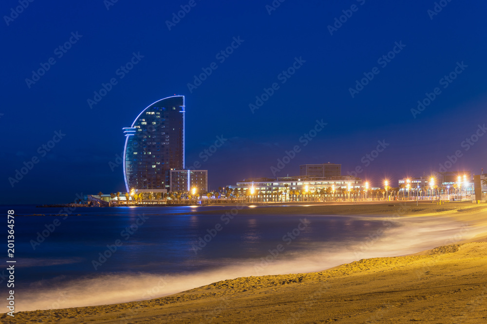 西班牙巴塞罗那海滨夏日夜晚的巴塞罗那海滩景观。西班牙的地中海