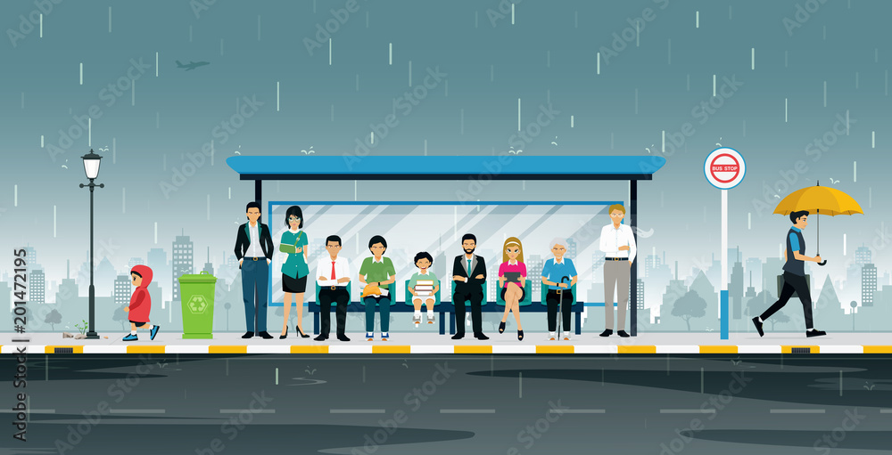 下雨时人们在公共汽车站等着。
