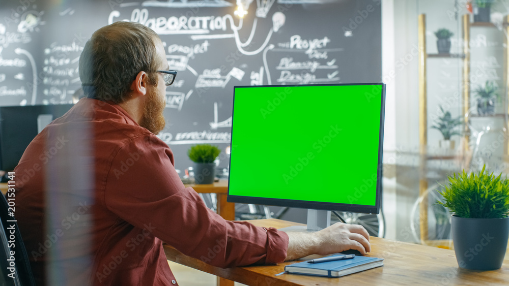 男人在带绿色实体屏幕的个人电脑上工作。在后台创意办公室
1617379065,洗衣机清水喷射器对准附带的大灯，特写照片