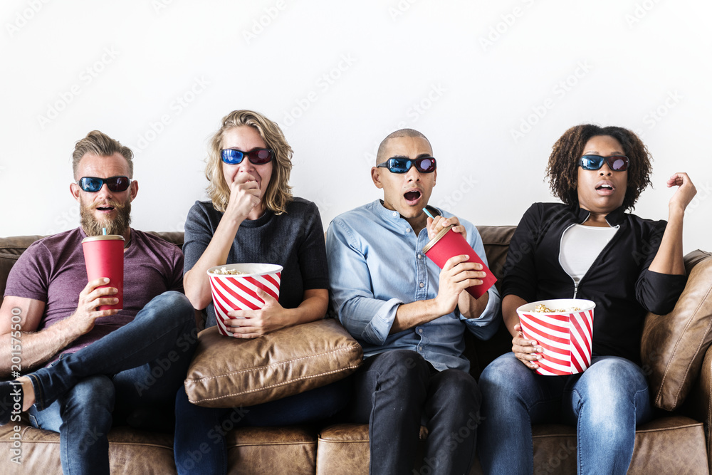 一群朋友在看电影