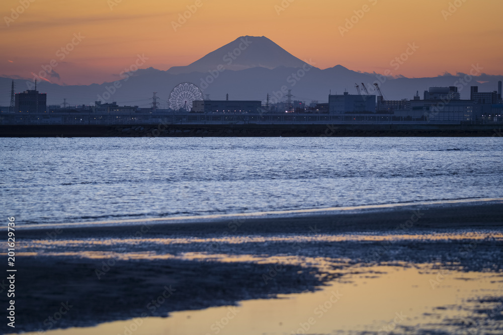 日落时的富士山和东京湾
