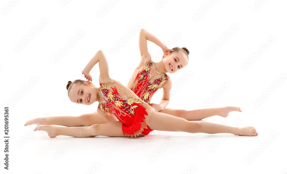 女子体操运动员在白底上进行艺术体操运动
