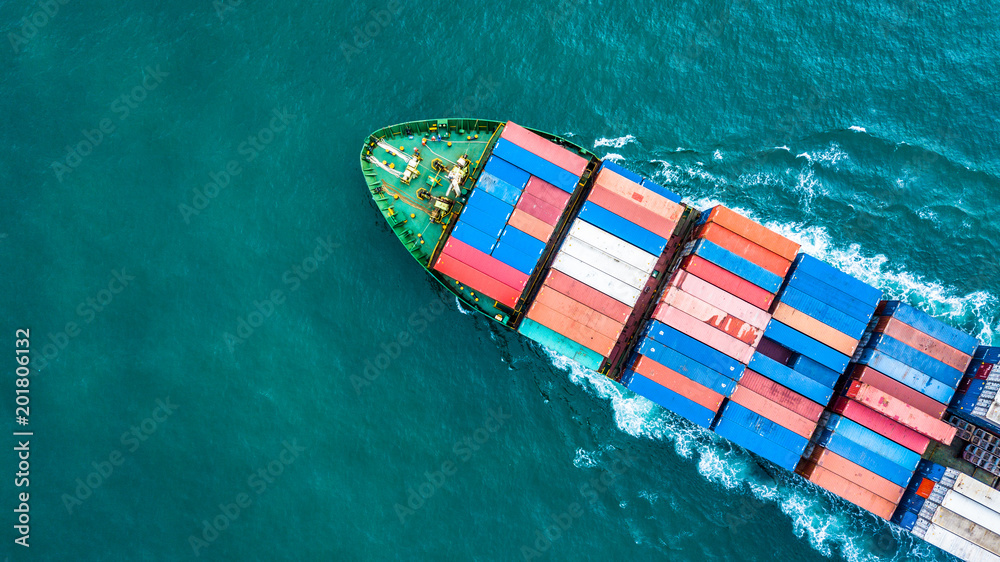 集装箱货船鸟瞰图，国际海运的商业物流和运输