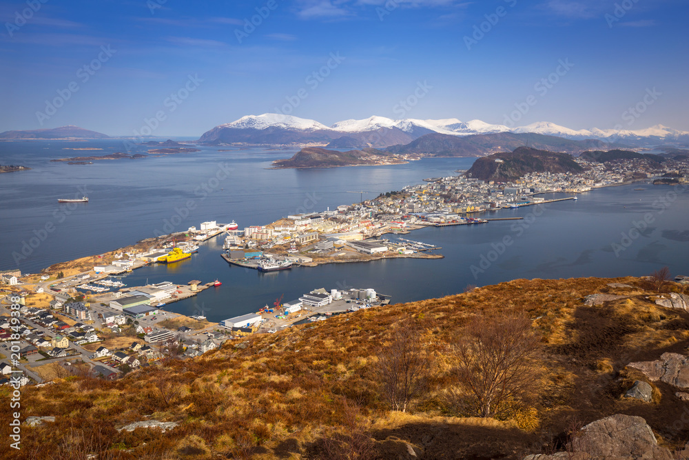 从Sukkertoppen山（Sugar Loaf Top）俯瞰挪威西部海岸线的美景