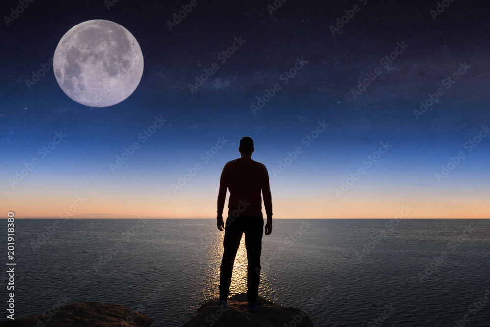 一个人看着星星和月亮。这张图片的元素由美国国家航空航天局提供。