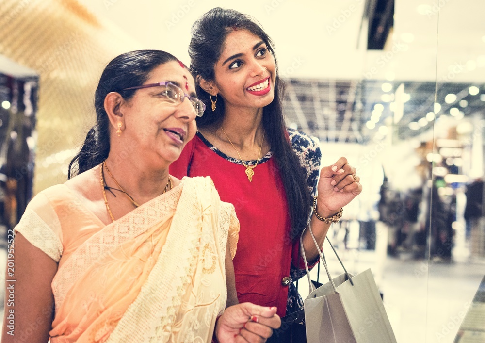 享受购物中心的印度家庭