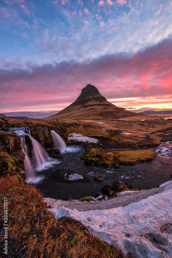 冰岛Kirkjufall山，景色和瀑布上方的壮观天空。