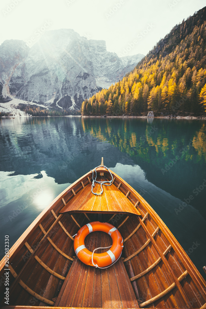 阿尔卑斯山湖面上的传统划艇