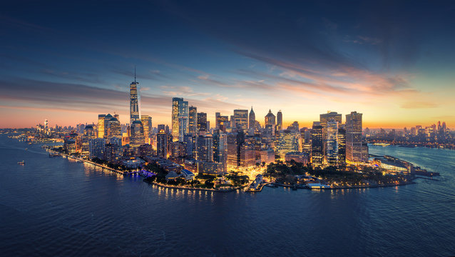 日出时分的纽约市全景天际线。曼哈顿的办公楼/摩天大楼。