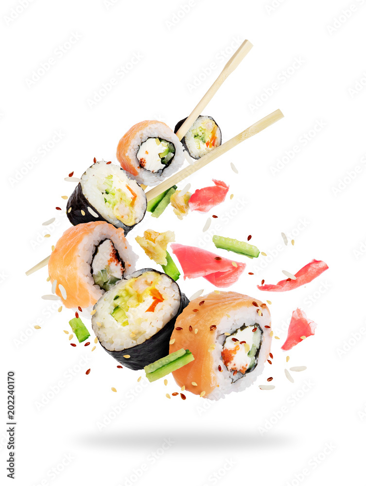 不同的新鲜寿司卷，白色背景下用筷子在空气中冷冻