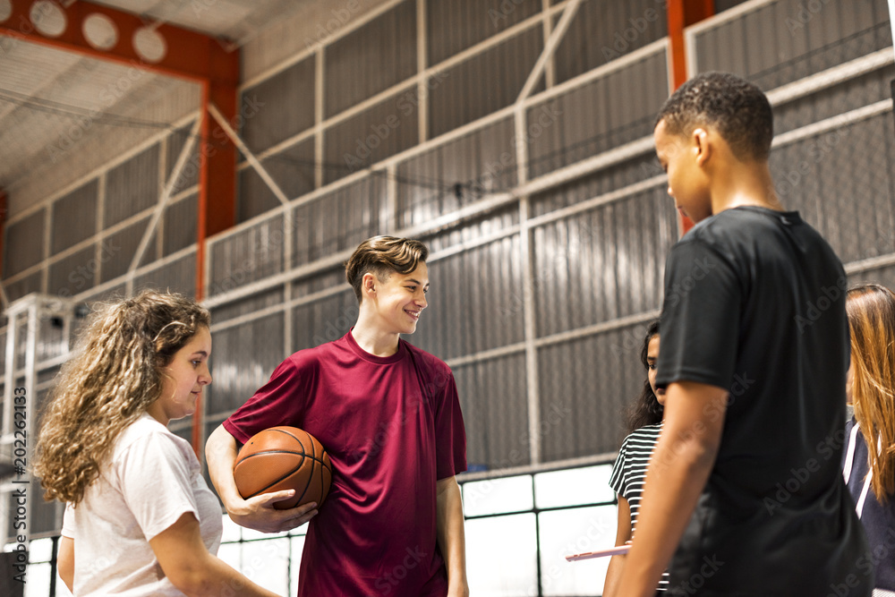 一群青少年朋友在篮球场上聊天