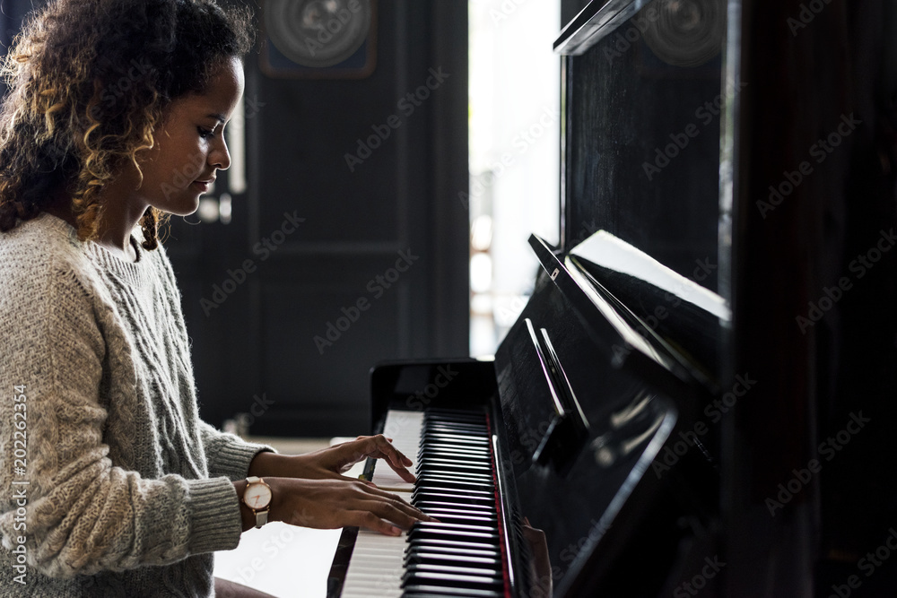 女人在钢琴上演奏