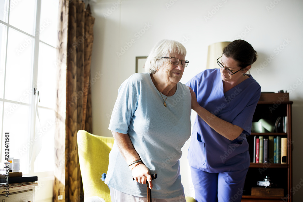 护士帮助老年妇女站立