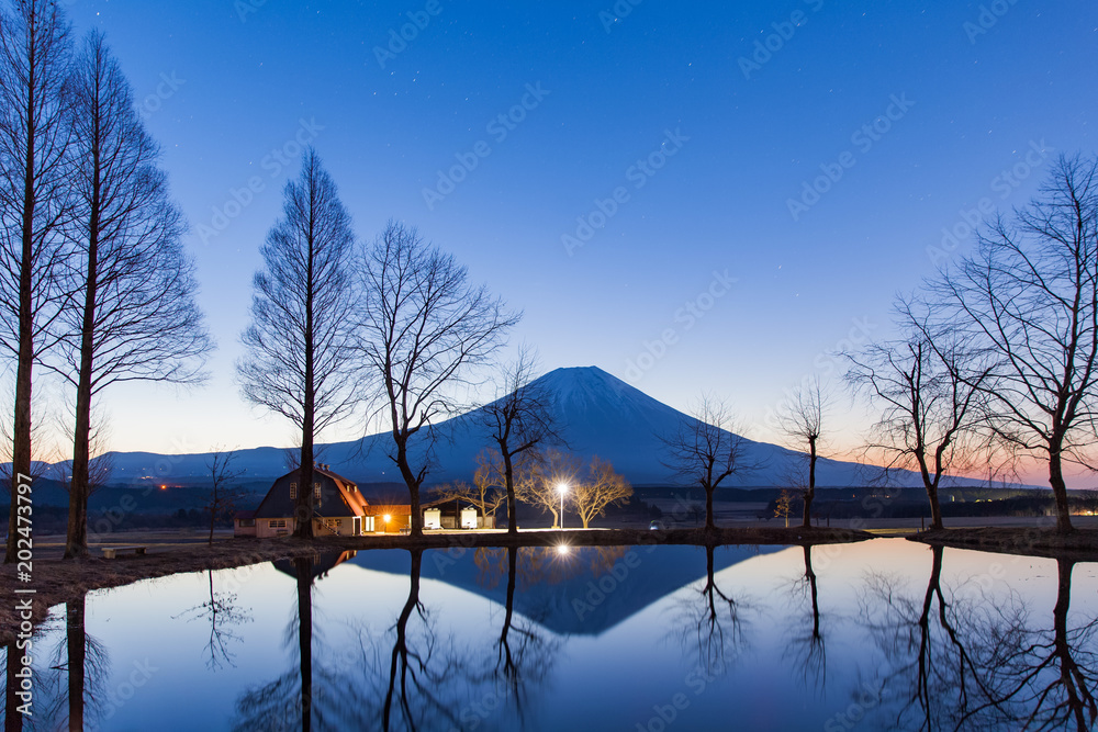 上午在静冈县富士宫伏磨帕拉露营地的富士山