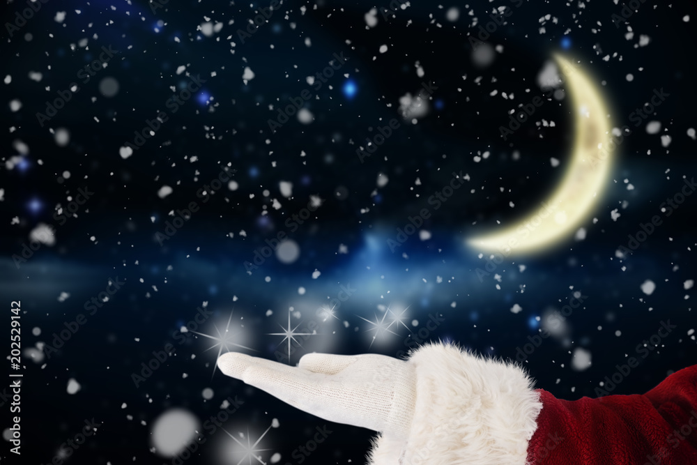 圣诞老人张开手对抗夜空中的新月