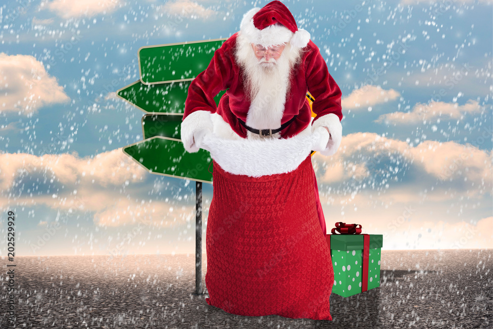圣诞老人在包里对着两种空路标看