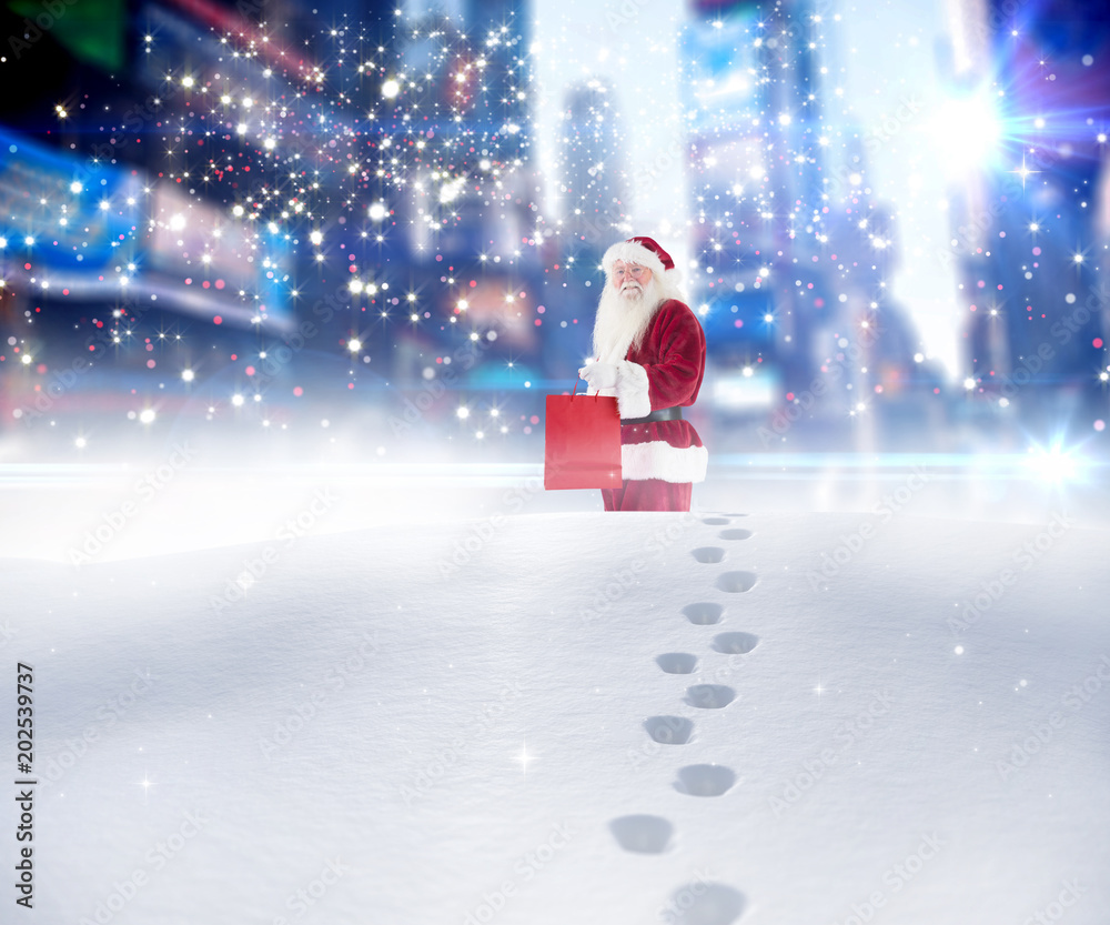 圣诞老人在雪地里拿着礼物，对着模糊的纽约街道