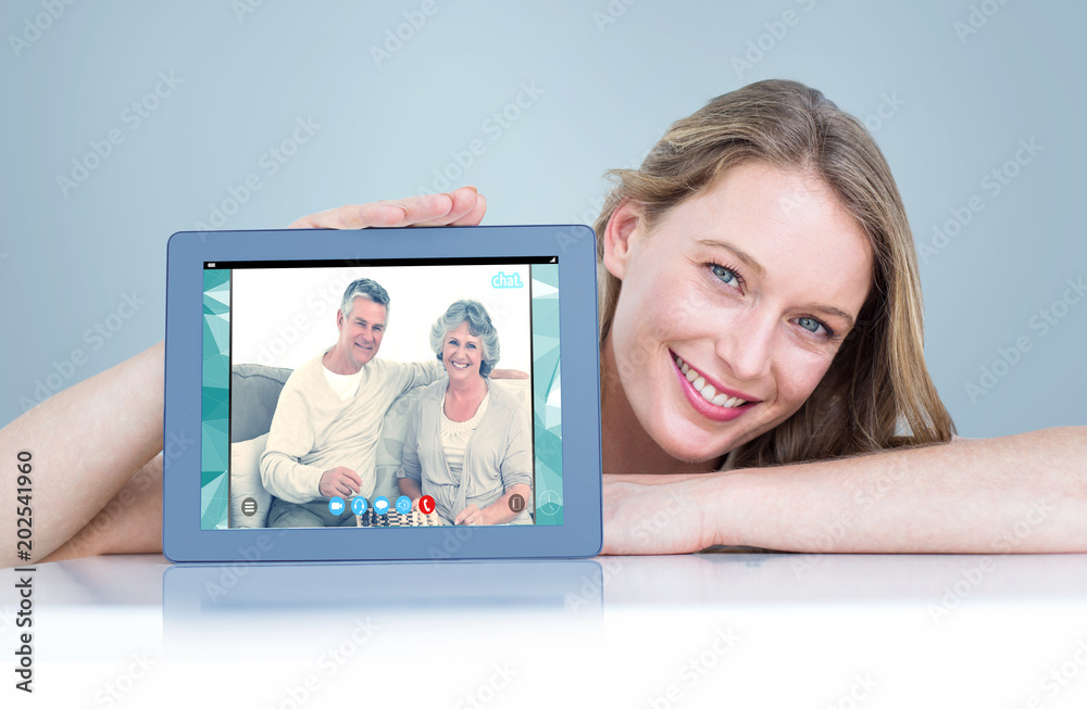 一名女子使用视频聊天向老年人展示平板电脑