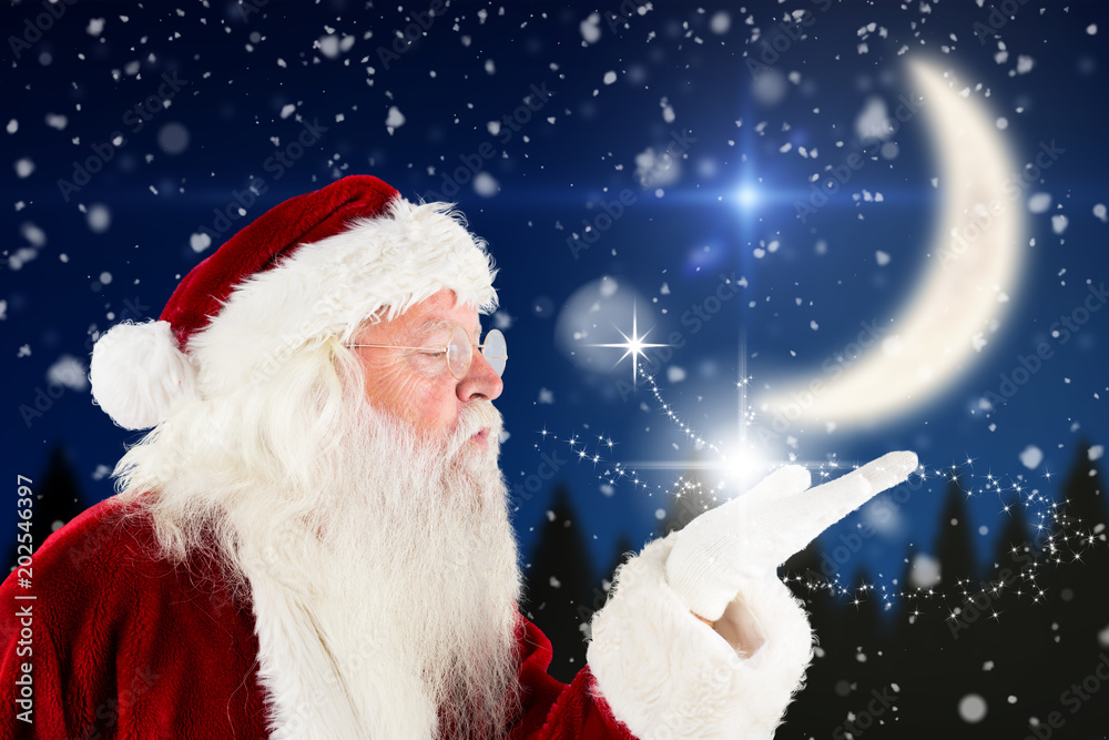 圣诞老人在夜晚对着森林上空的新月吹