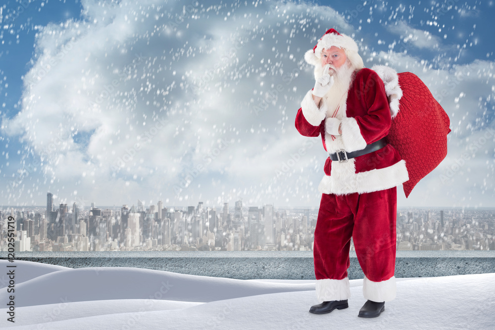 圣诞老人站在阳台对面的雪地上俯瞰城市