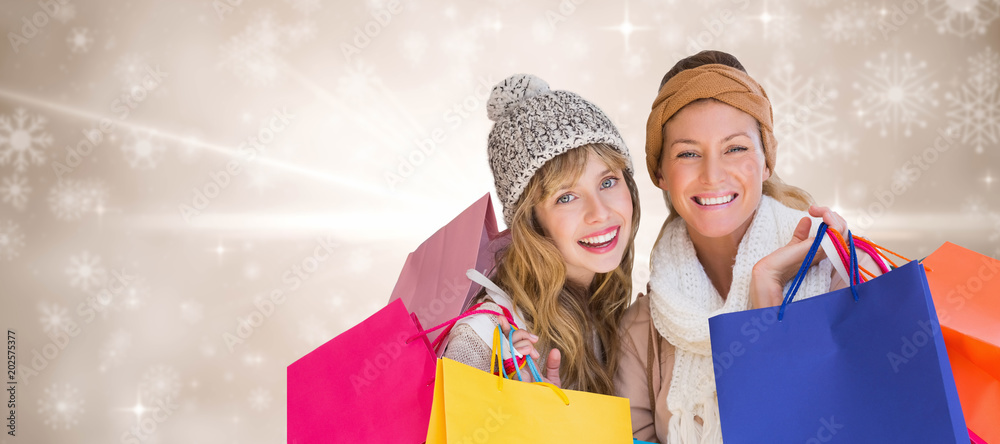 棕色背景下，拿着购物袋的美女在雪花的映衬下看着镜头