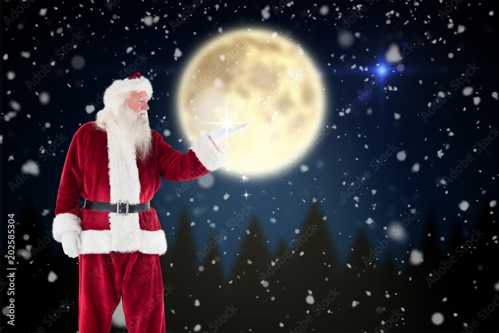 圣诞老人晚上在森林上空对着满月向镜头展示一些东西