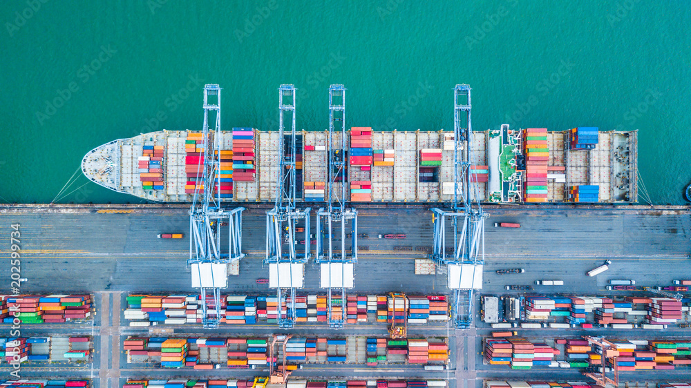 集装箱货船货运船鸟瞰图，商务进出口物流和运输