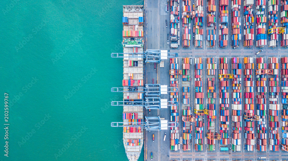 集装箱货船鸟瞰图，国际进出口物流与运输业务
