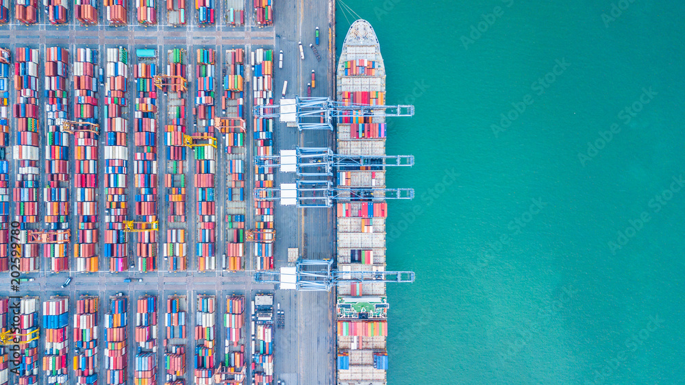 集装箱货船鸟瞰图，船载业务进出口物流与运输