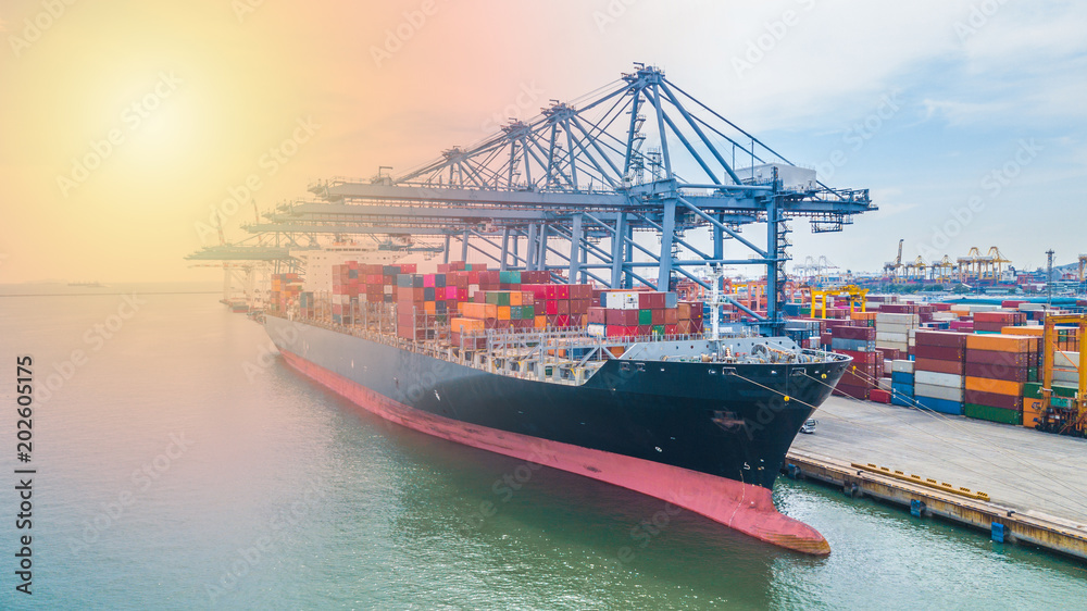 集装箱货船，国际集装箱进出口物流和运输业务