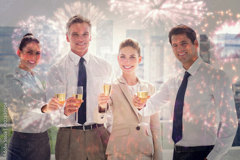 微笑的商界人士团队用香槟和五颜六色的烟花向成功致敬