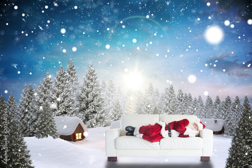 圣诞老人睡在沙发上，背靠森林里被雪覆盖的村庄