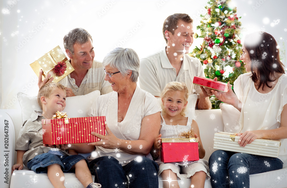 一家人在家里打开圣诞礼物抵御降雪的合成图