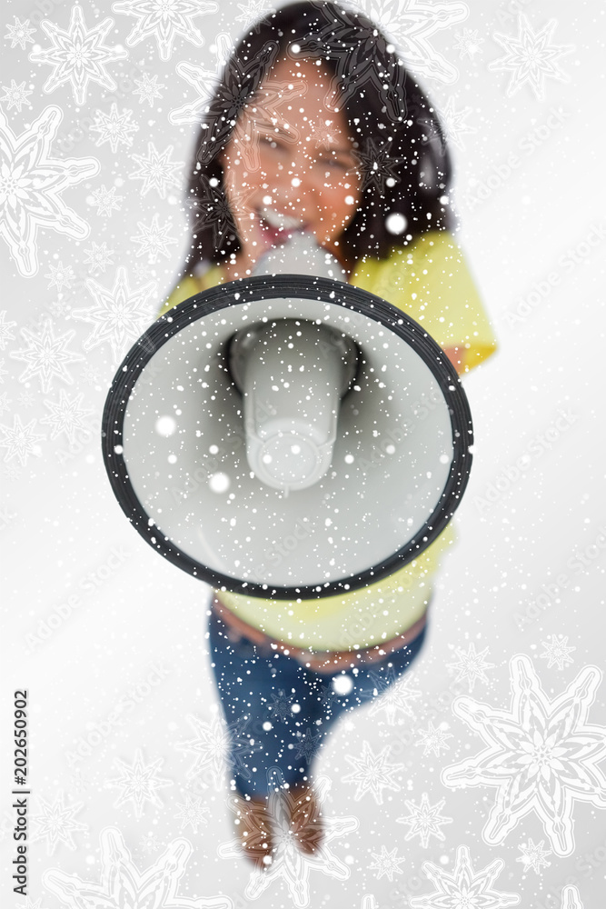 一名年轻女子手持扩音器的特写合成图像，银色雪花