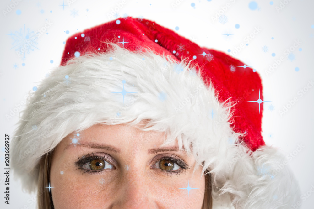 戴着圣诞老人帽的美女在雪地里的特写