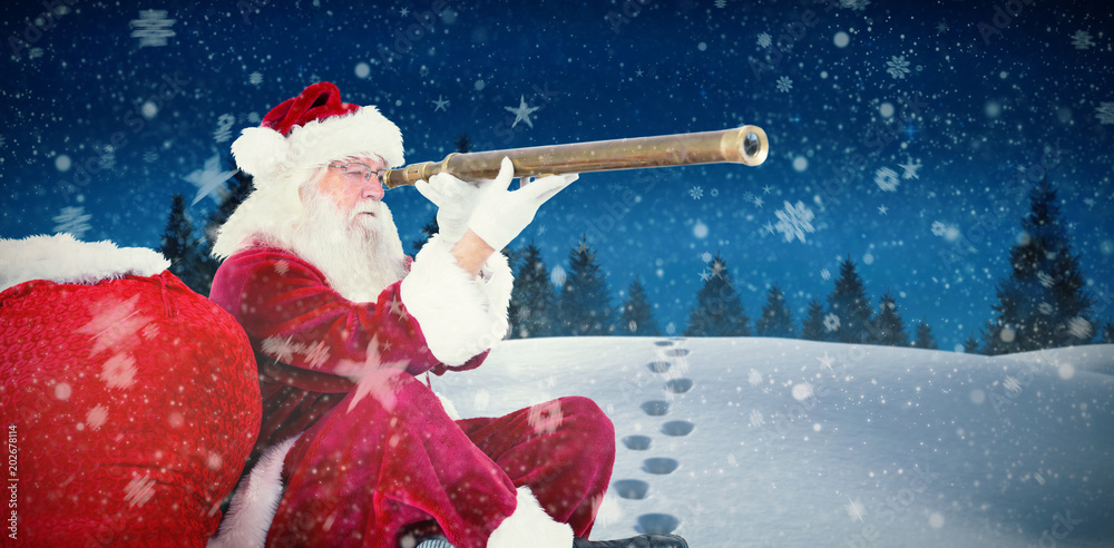 圣诞老人透过望远镜俯瞰森林上空的夜空