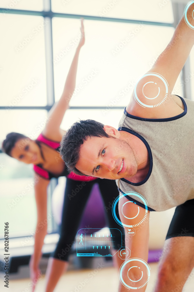 两个运动型的人在瑜伽课上对着健身界面伸展双手
