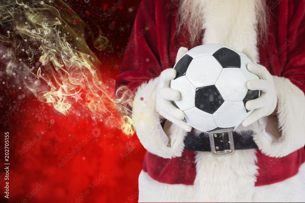 圣诞老人在红色木板上拿着一个经典的足球对抗模糊的雪花
