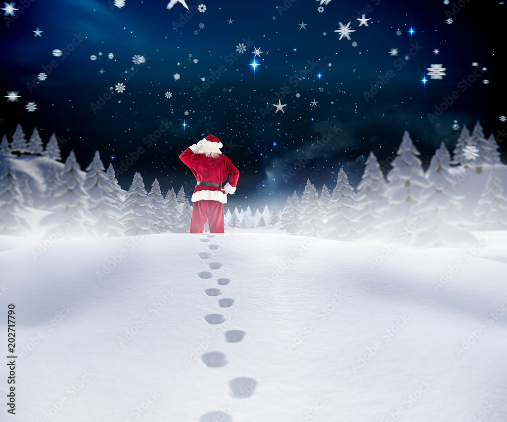 圣诞老人在雪地里行走，夜空中闪烁着星星