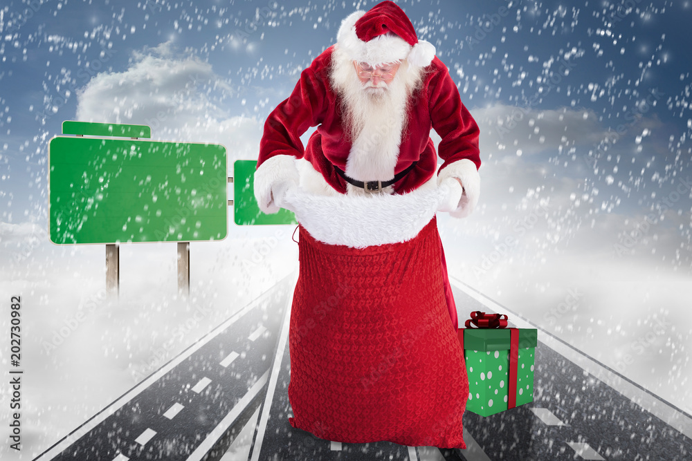 圣诞老人在包里看着道路，路上挂着空路标