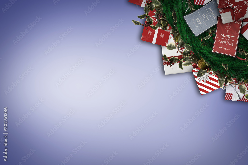 带有紫色小插曲装饰的节日圣诞花环
